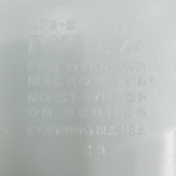 Pyrex 472-B 750 ml Butterfly Gold Casserole Dish Gold on White Baking Dish - Picture 7 of 8